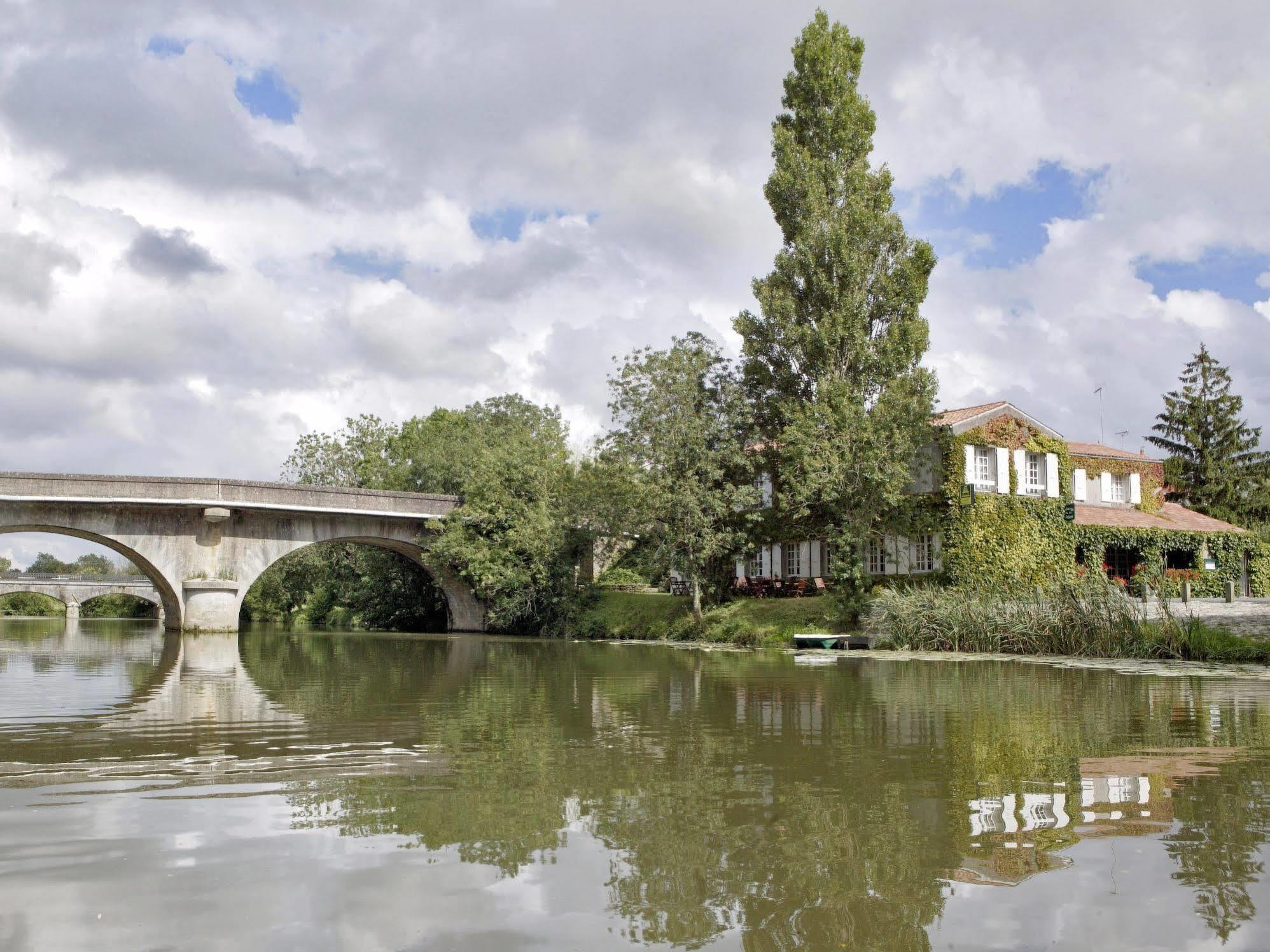 Logis Auberge De La Riviere Les Velluire-sur-Vendee Luaran gambar